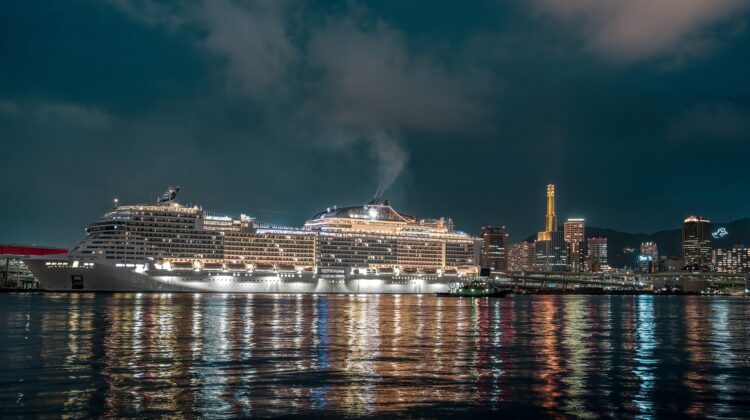 Vista nocturna de MSC Armonia