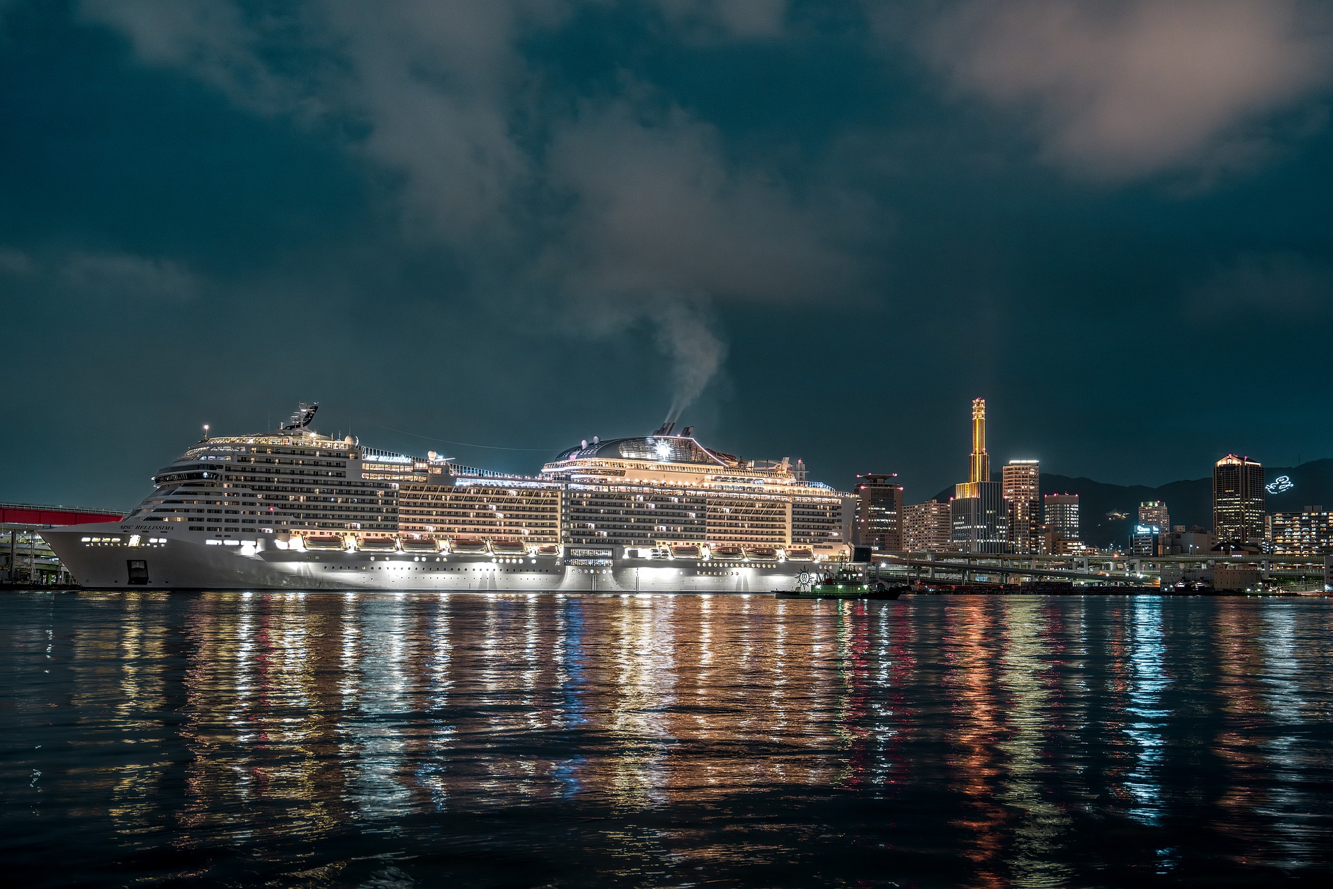 Vista nocturna de MSC Armonia