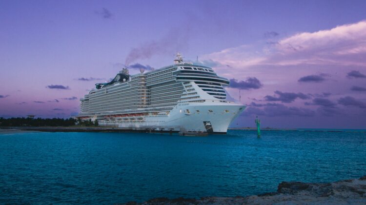 MSC Seashore al atardecer