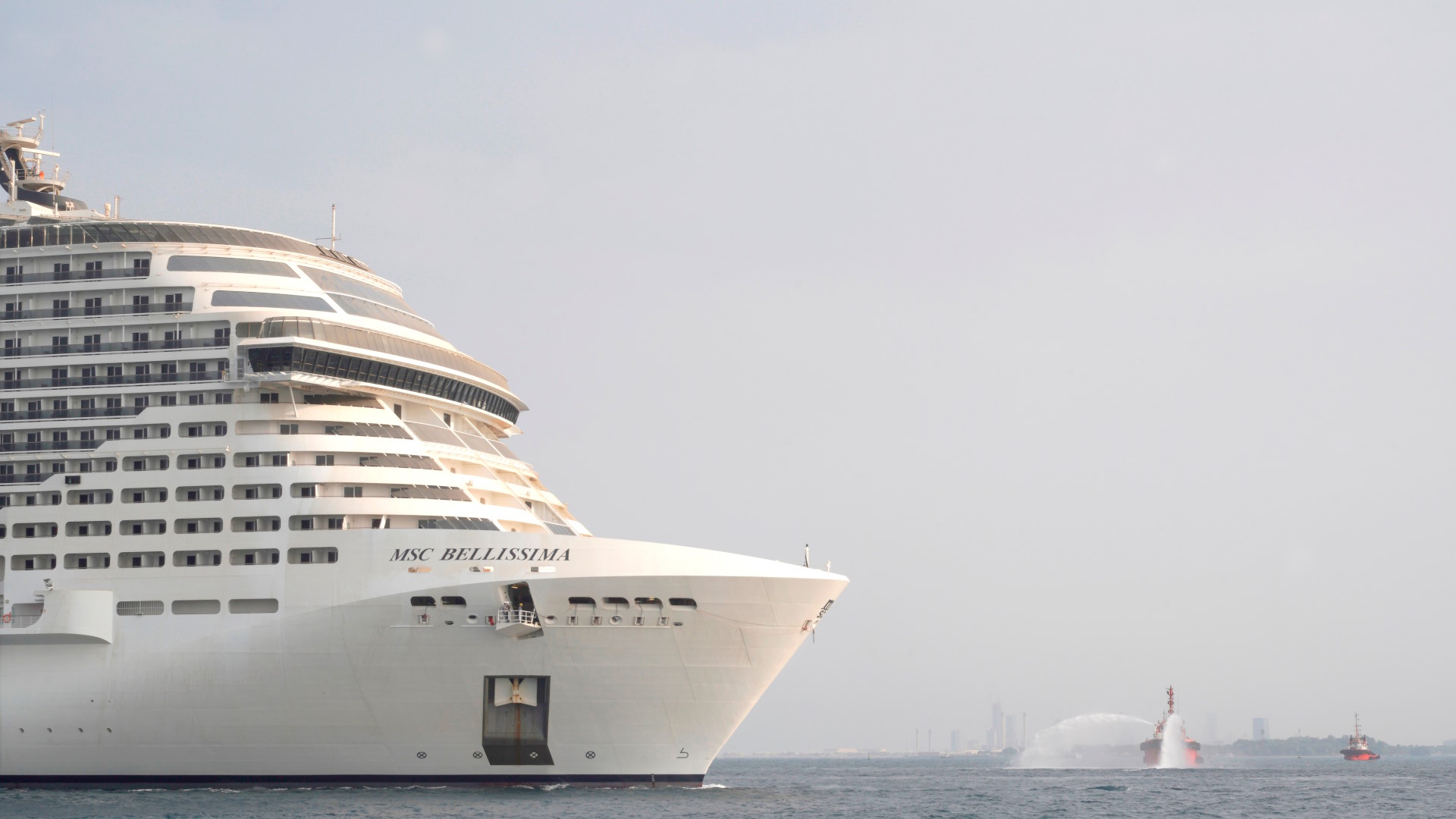 MSC Bellísima sobre el mar