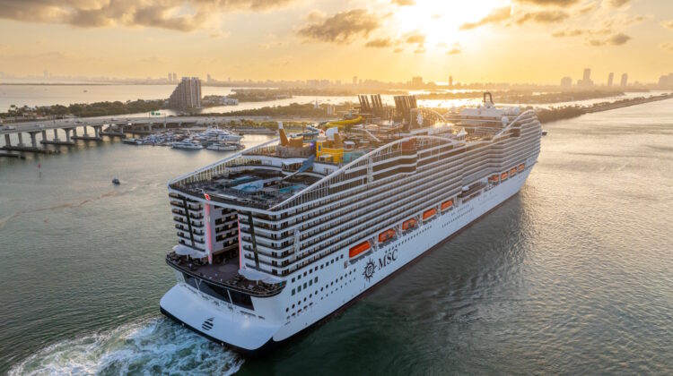 El MSC World América navegando