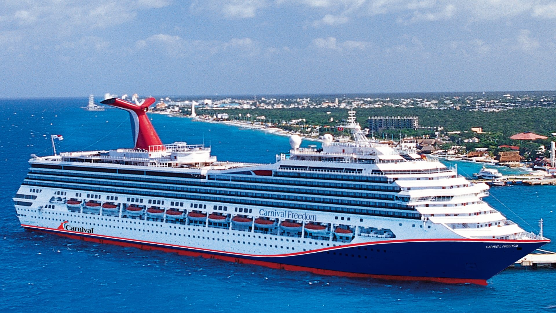 Carnival Freedom atracado junto a la costa