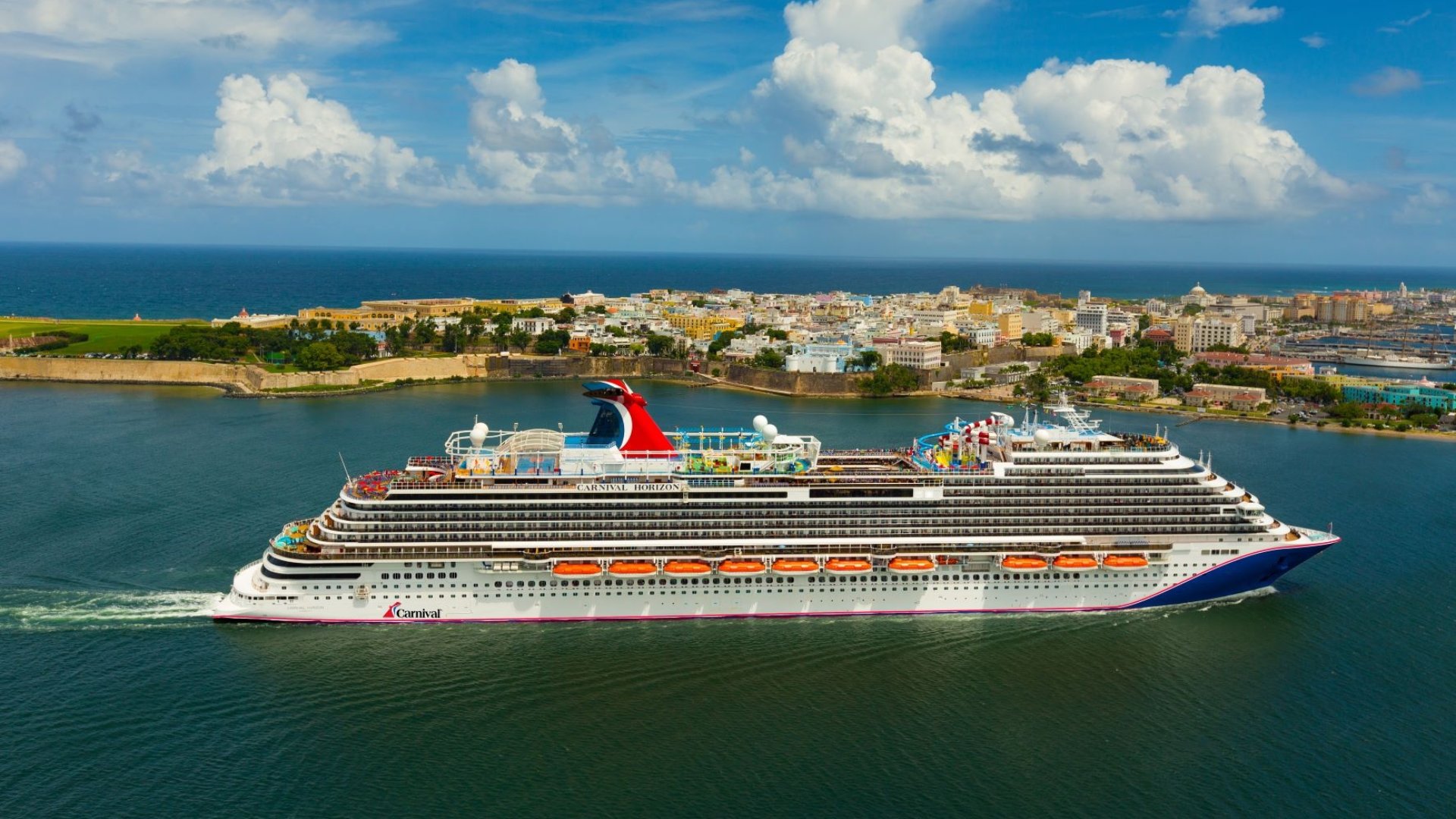 Vista lateral del crucero Carnival Horizon