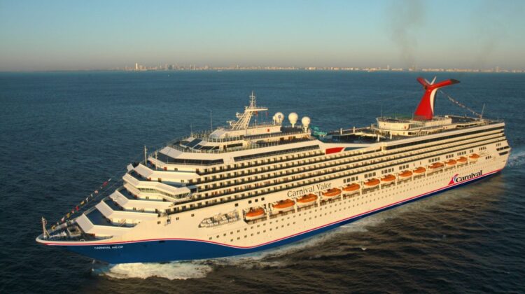Carnival Valor sobre el mar