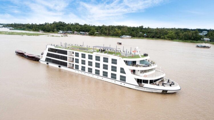 Emerald Harmony navegando por el río