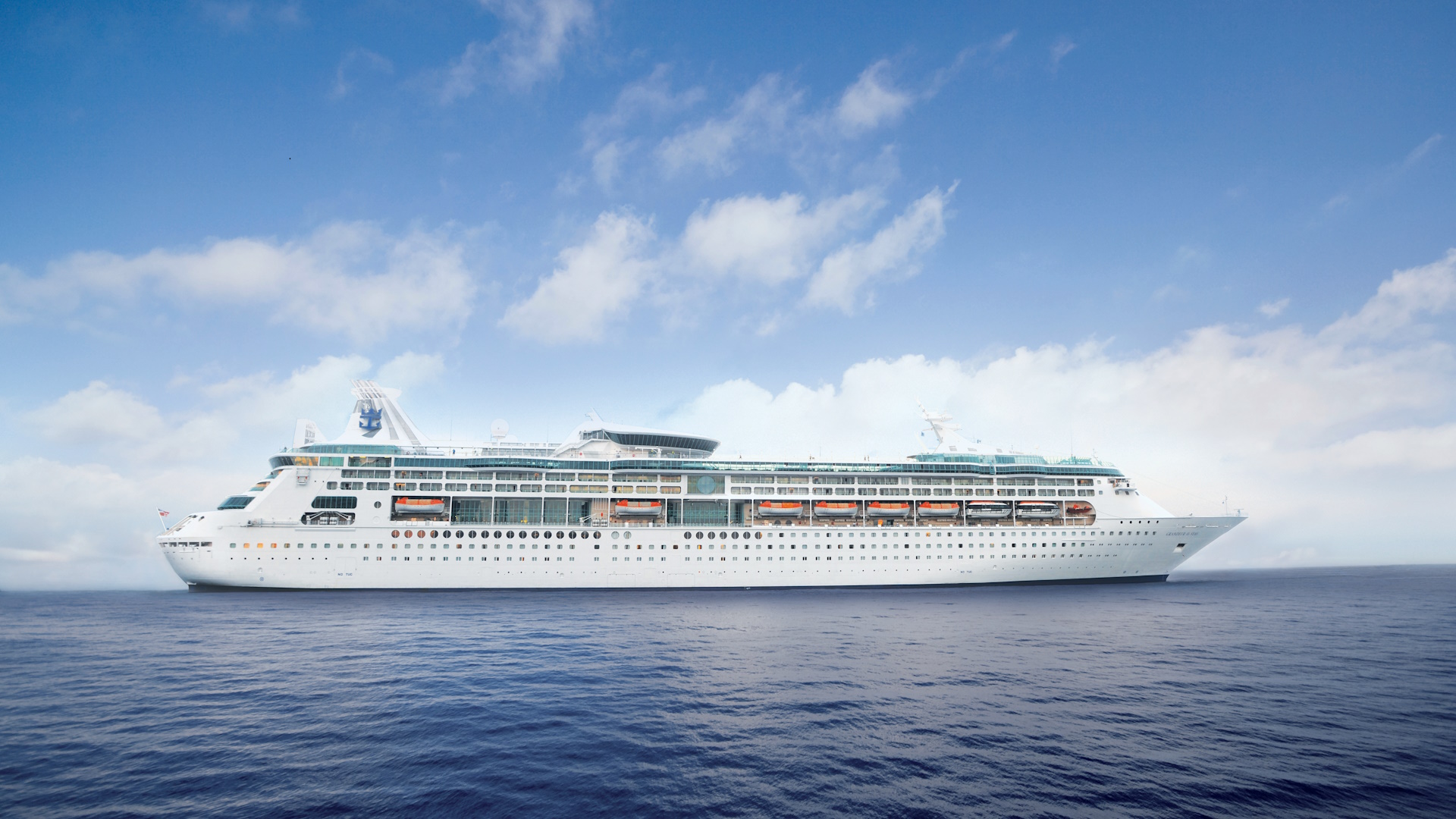Grandeur of the Seas sobre el mar