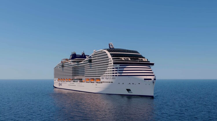 MSC World Asia sobre el mar