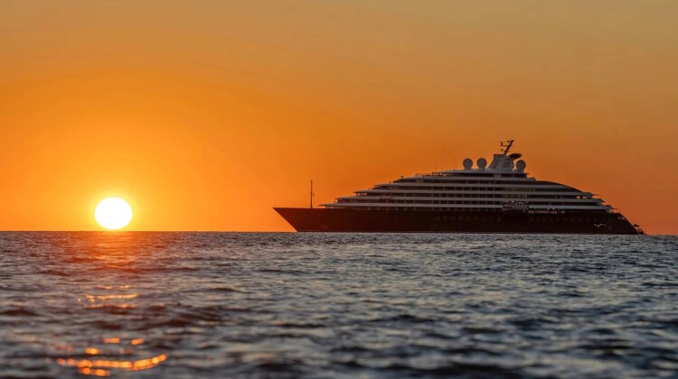 Scenic Eclipse II al atardecer
