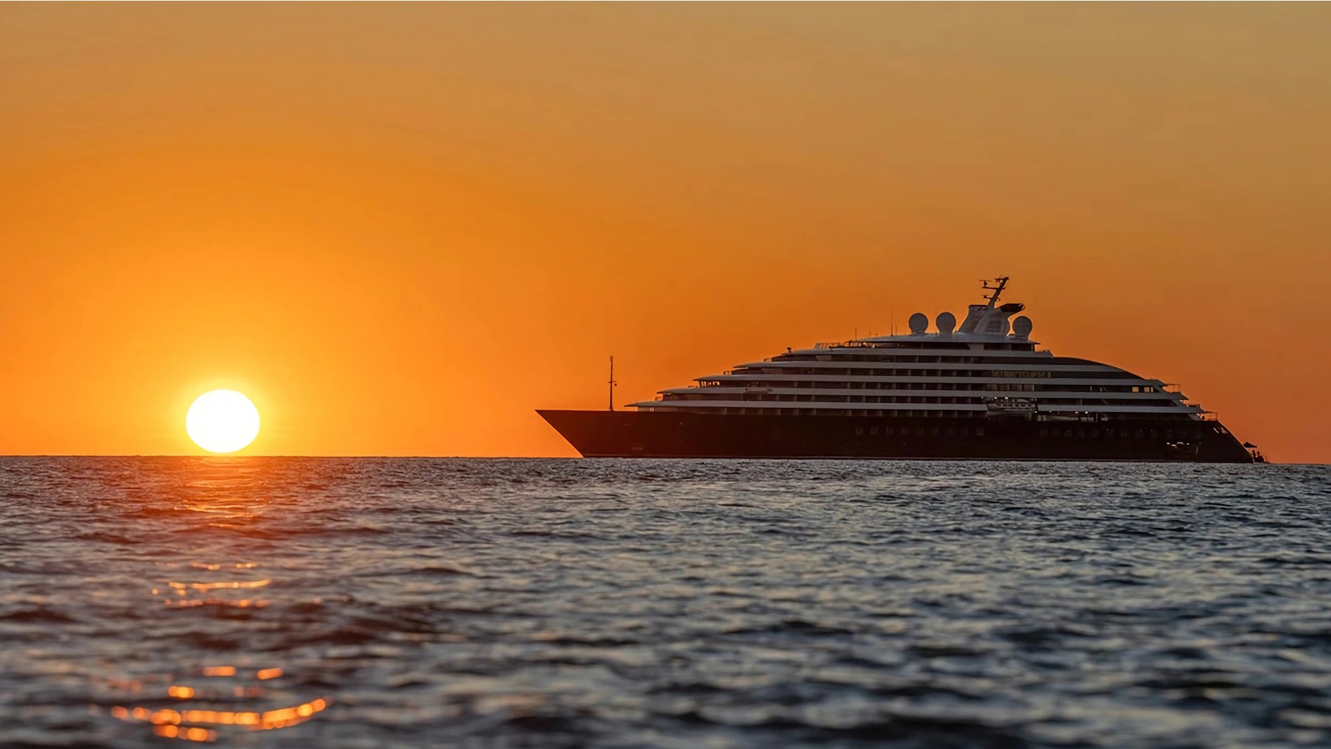 Scenic Eclipse II al atardecer