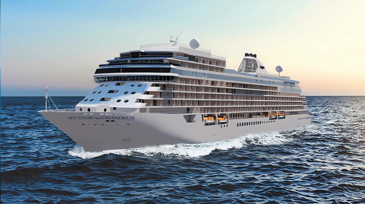 Seven Seas Grandeur en el mar