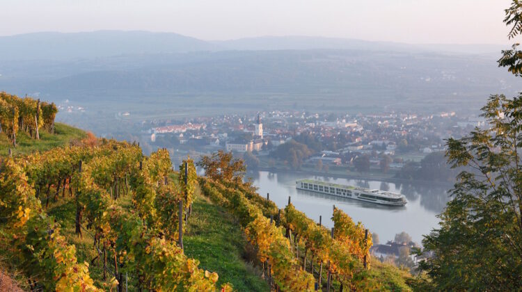 Scenic Jasper atravesando el Valle del Wachau en Austria