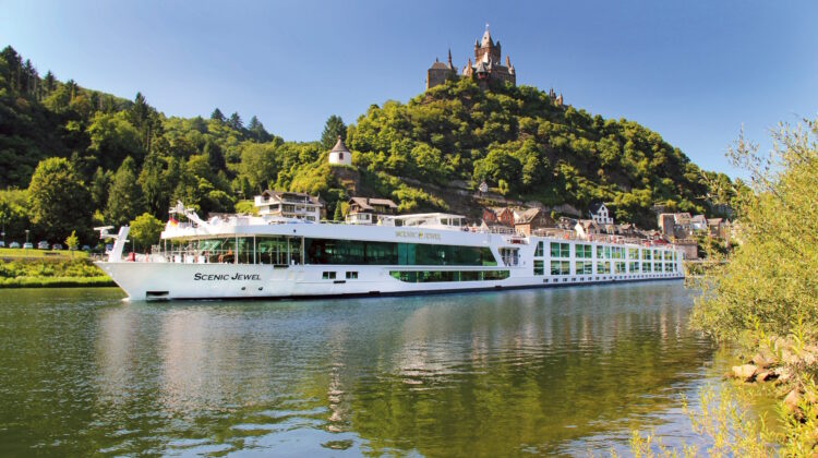 Scenic Jewel sobre el Rín con el Castillo de Cochem de fondo