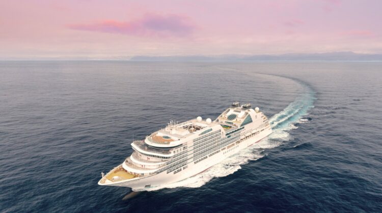 Seabourn Ovation al atardecer